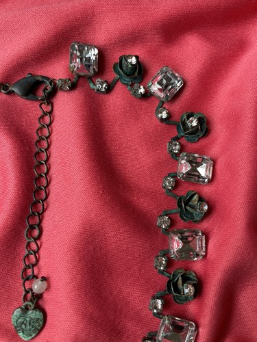 Collar Betsey Johnson pátina oxidada cobre verde metal rosa bronce cristal - Imagen 5 de 7