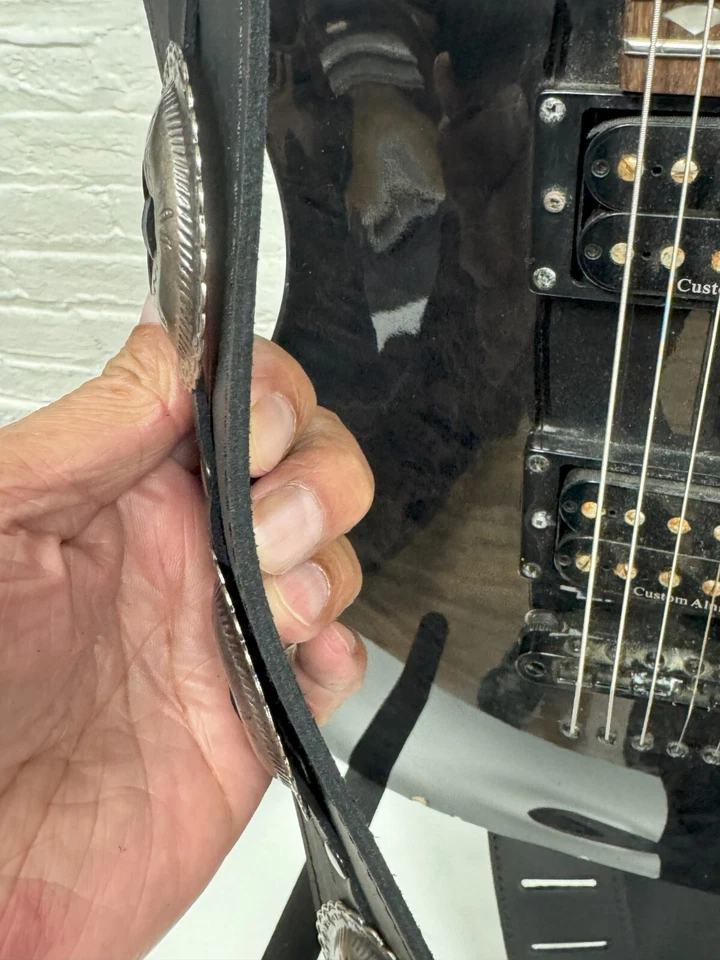 Antigua Correa de Guitarra Concho Plateada Cuero Negro Genuino Hecha a Mano Rock Gótico Punk Foto 3 de 4