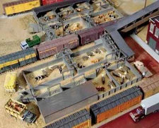 STOCKYARDS LIVESTOCK LOADING/UNLOADING & PENS FACILITY HO Scale KIT 933-3047 NEW