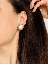 CHANEL Vintage 1984 Ohrclips – Faux Mabe Pearl Button – Sammlerstück Ohrringe