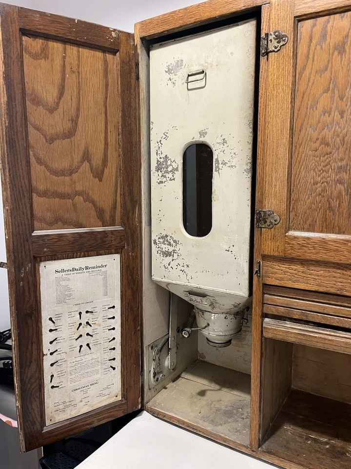 Cerradura de gabinete Hoosier antigua vintage con almacenamiento de harina Foto 2 de 4