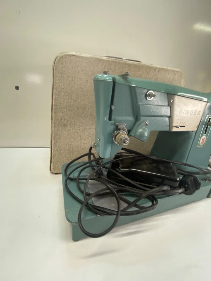 Ancienne machine à coudre Singer vintage dans son jus pas tester complète - Photo 3/4