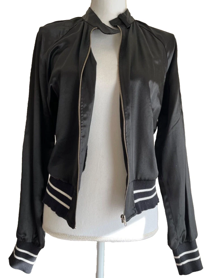 Chaqueta HEARTSOUL Pequeña Bordada Satén Negra Costuras Florales en la Espalda De Colección Foto 3 de 4