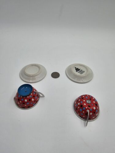 Juego de tazas de té y platillos de lata en miniatura vintage inigualables - Imagen 3 de 3