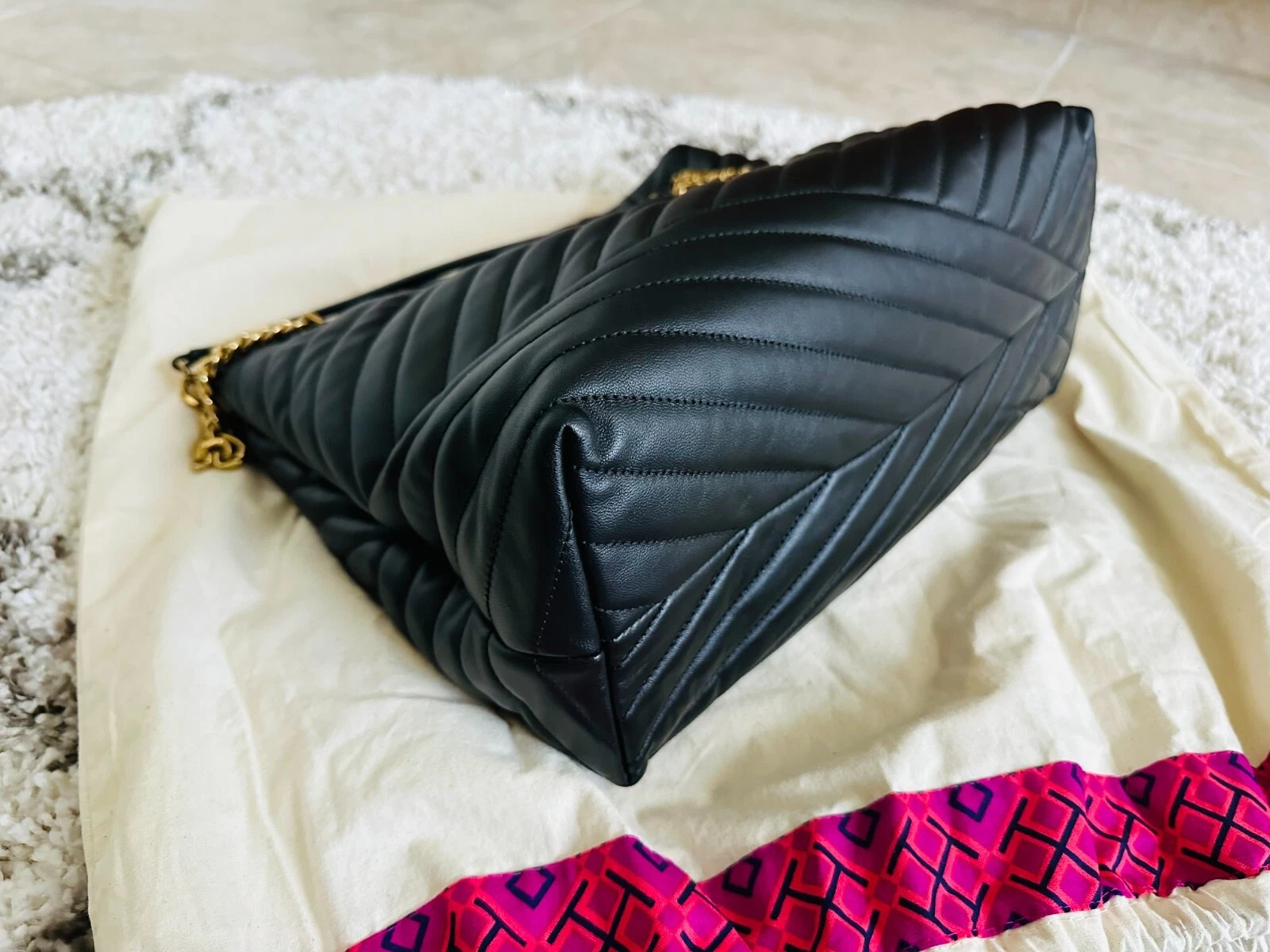 Borsa Tory Burch Kira trapuntata Chevron in pelle nera e ferramenta oro