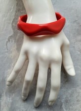 FAB! VTG CHUNKY FACETED CHERRY RED LUCITE BANGLE STATEMENT BRACELET WAVY DESIGN