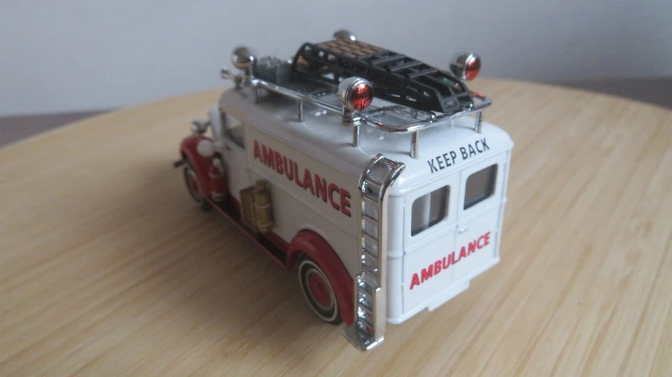 Miniature GMC ambulance 1937 1/43 matchbox - Photo 3/4