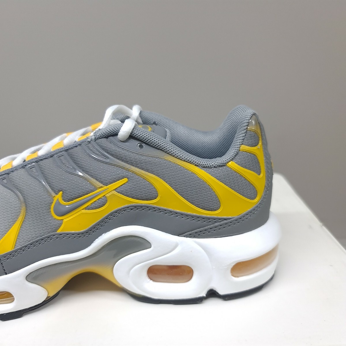 grey and yellow tns