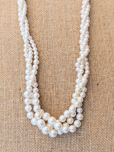 Lotto NAPIER vintage: collana laureata TWISTED FINTE PERLE e orecchini a rete con strass - Foto 4 di 9