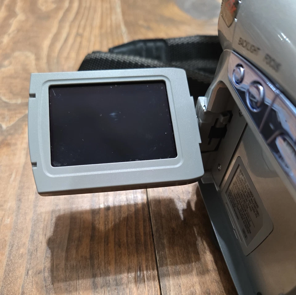 JVC GR-D250U MiniDV Camcorder with 25x Optical Zoom W/ Battery and strap! - Image 4 of 4