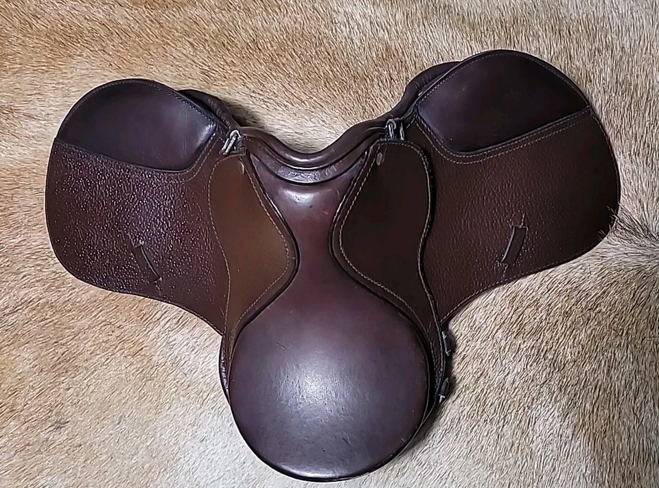 Juego de sillín y tachuelas de salto inglés - cuero genuino - tamaños de asiento 14"-18" Foto 2 de 4