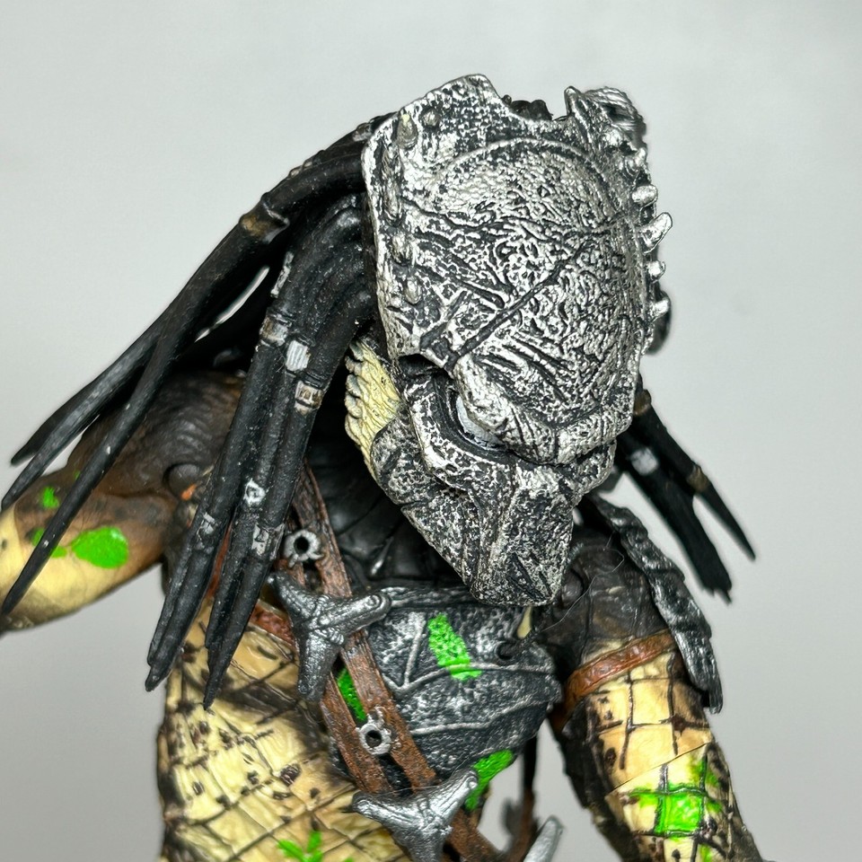 NECA Alien vs Predator Battle Damaged Masked Predator 7.5″ Action …