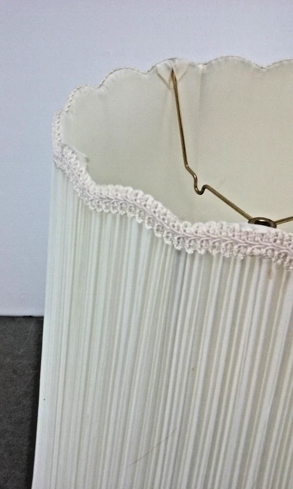 Pantalla de lámpara vintage plisada tambor color marfil con bordes festoneados 18" de alto, 18"x12" Foto 2 de 4