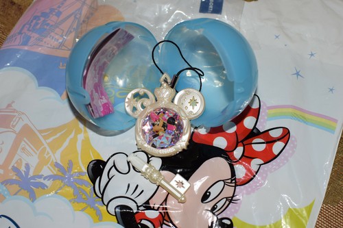 Tokyo Disneyland GACHA machine plastic key dangle Minnie Mouse - Picture 4 of 5