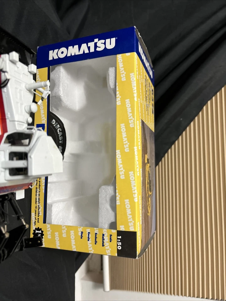 Bulldozer sobre orugas Komatsu D375A escala 1:50 primera marcha diecast año 2006 Foto 4 de 4