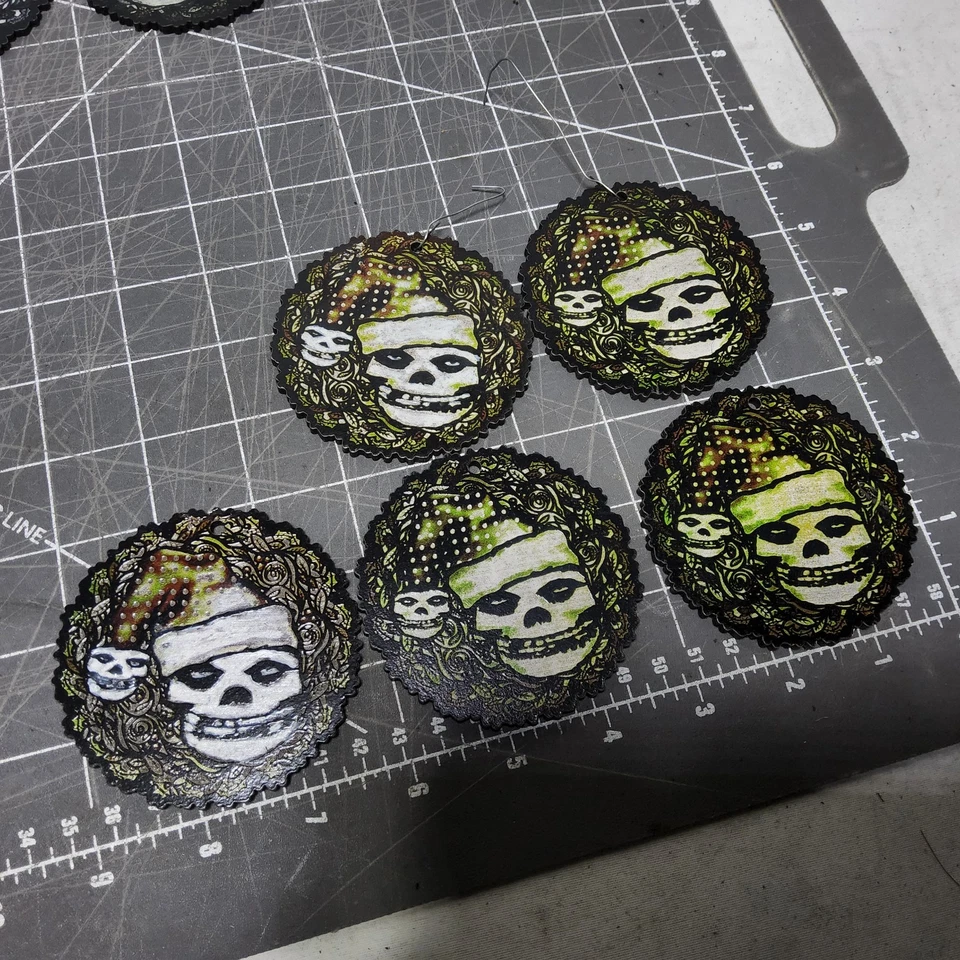 Chapéu de Papai Noel carmesim crânio grinalda ornamento corte a laser Natal punk arte gótica - Imagem 4 de 4