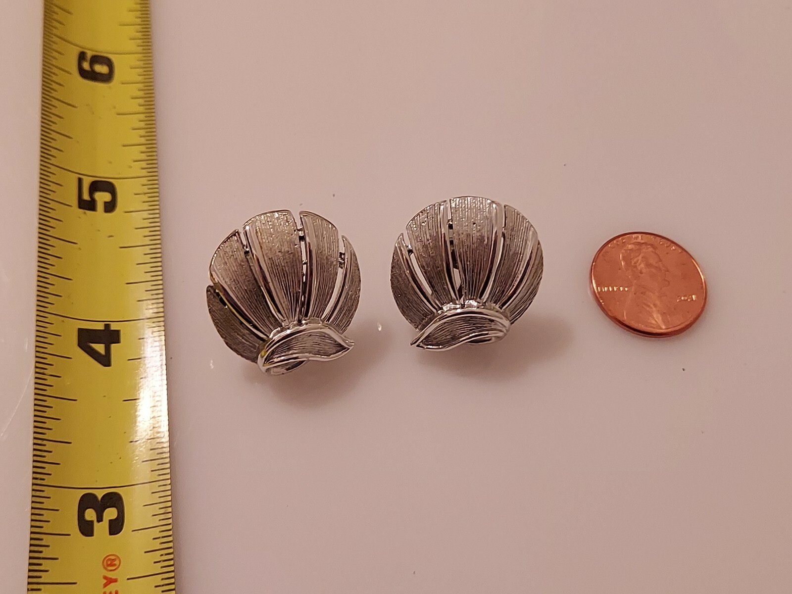 Lisner screwback abstract seashell design clip ea… - image 6