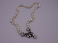 wunderschönes Akoya Perle Collier Schmuckschließe Weißgold 750 punziert & Saphir