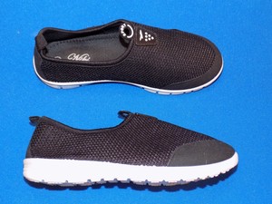 flat white tennis shoes