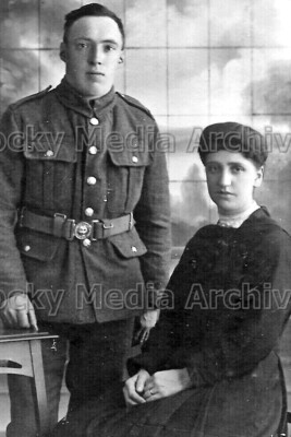 Eea-76 Soldatenportrait mit Frau, unbekanntes Regiment. Foto