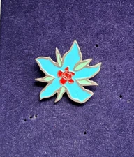 FLOWER PIN BADGE PALE BLUE RED CENTRE UNKNOWN SOURCE