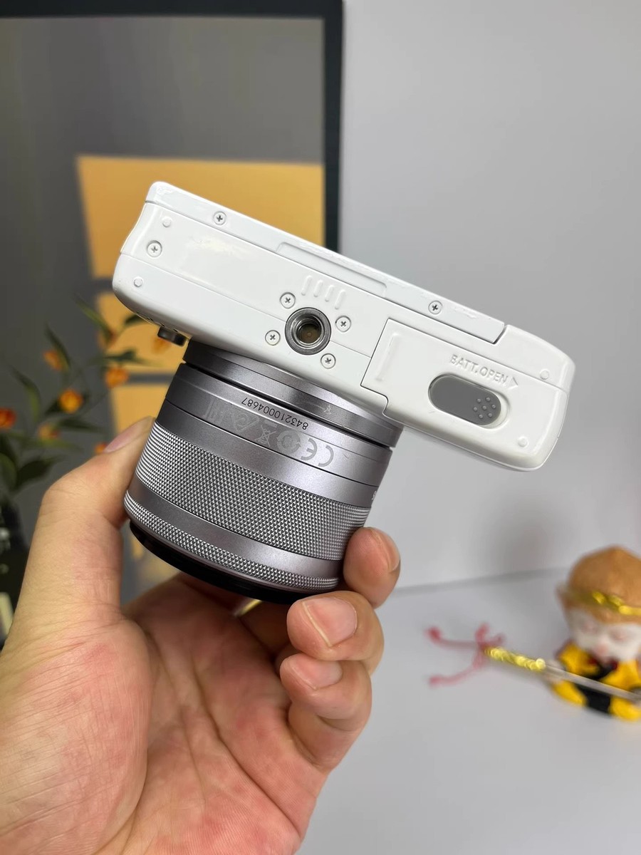 Canon EOS M10 Mirrorless Digital Camera with EF-M 15-45mm Lens