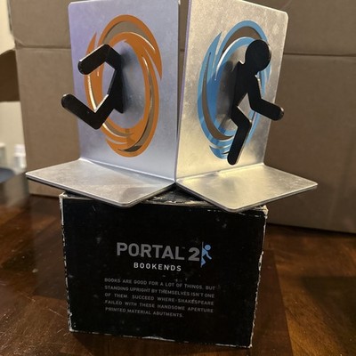 ThinkGeek - Portal 2 Bookends - Aluminium Video Game Decor