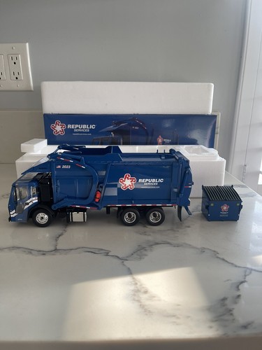 First Gear Republic Services 2023 1:34 Frontload, Mack Diecast Garbage Truck - Picture 3 of 8