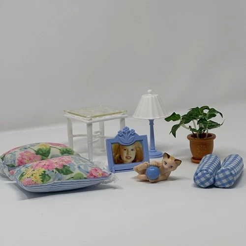 RARE Vintage 1998 Barbie DECOR COLLECTION Table Set Pillows Cat Lamp Accessories