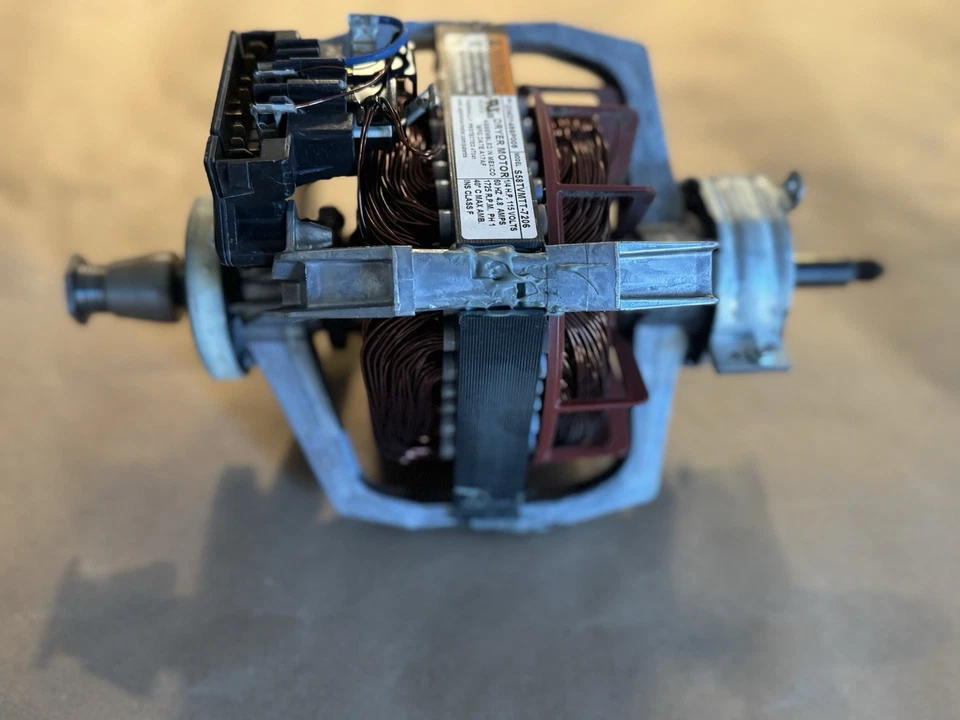 Secadora GE: Motor de accionamiento y polea, placa de montaje del motor (WE49X28295 / WE17X23856) Foto 3 de 4