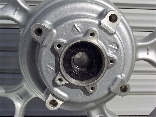 Rueda trasera Triumph Tiger 1050 17x5,50 plateada OEM repuesto llanta moto Foto 4 de 4