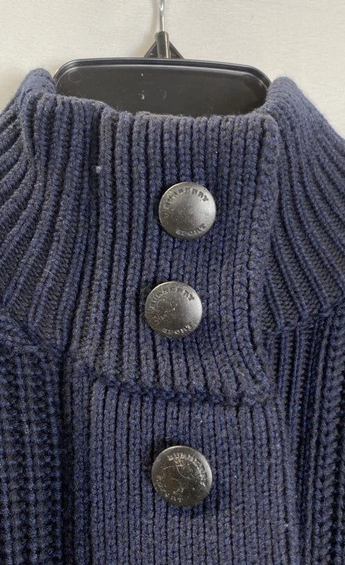 Chaqueta suéter tejida con capucha y botones azules Burberry para mujer talla pequeña Foto 3 de 4