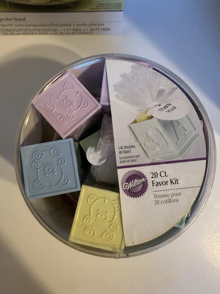 NUEVO Soporte para Cupcakes Wilton Baby Shower y Kit de Favor de Fiesta de 20 Ct. - Género Neutro Foto 4 de 4