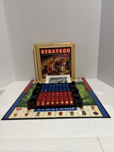 Hasbro-milton Bradley Nostalgia Games Series Stratego , wooden box 2002 Complete