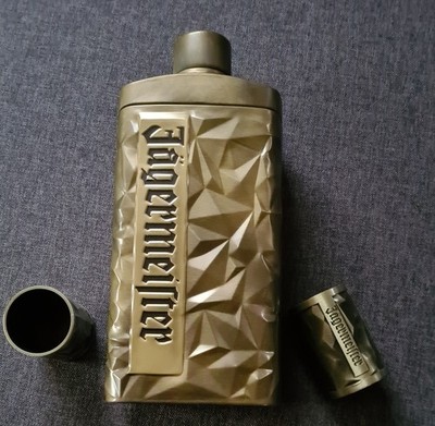 Jägermeister Polygon Metall Geschenkbox und 2 Metall Gold Shot Schnaps Becher