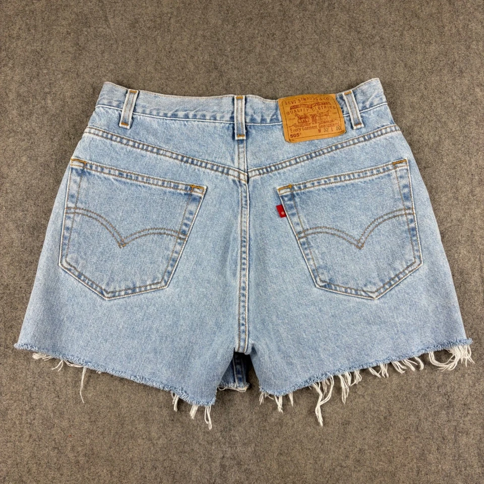 Vintage Levi's 505 Shorts Women's 32 Regular Fit Denim Light Wash Frayed Hem - Image 3 of 4