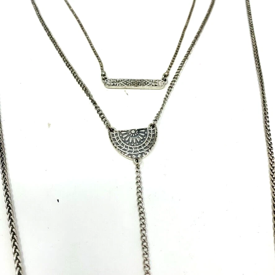 Collar para mujer LUCKY BRAND tono plata cadena en capas de 3 hilos con "dijes" Foto 3 de 4