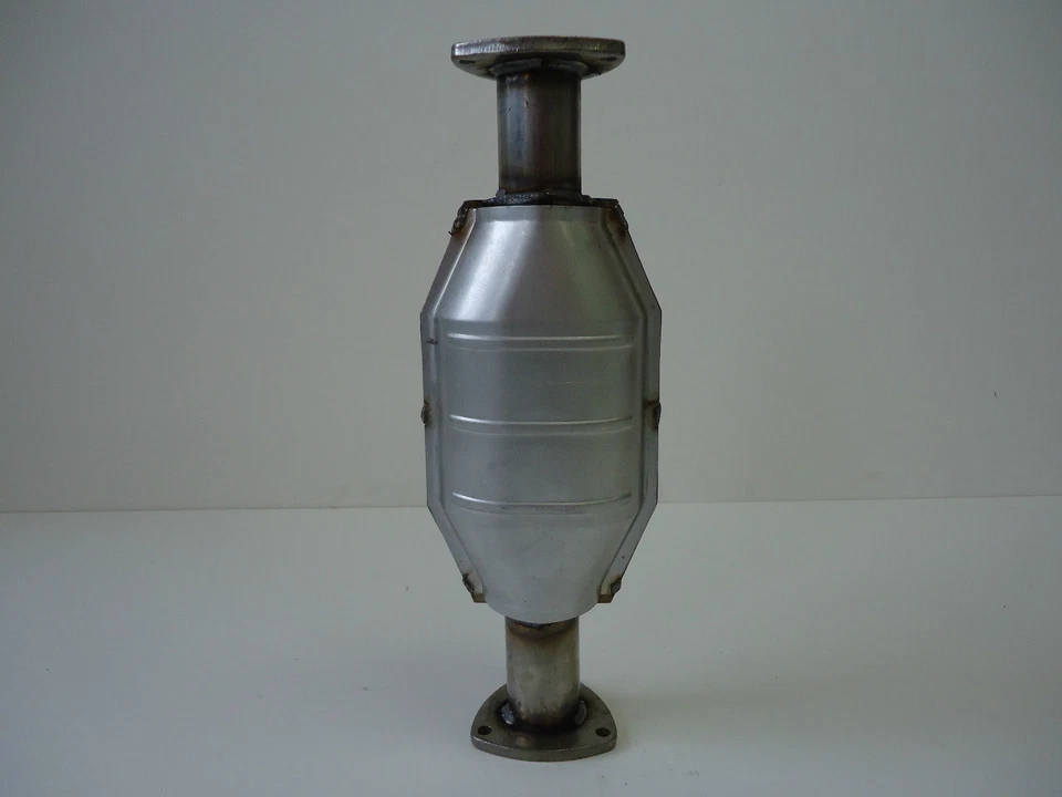 1993 1994 1995 Chevrolet Corsica 2.2L L4 Catalytic Converter - Image 2 of 4