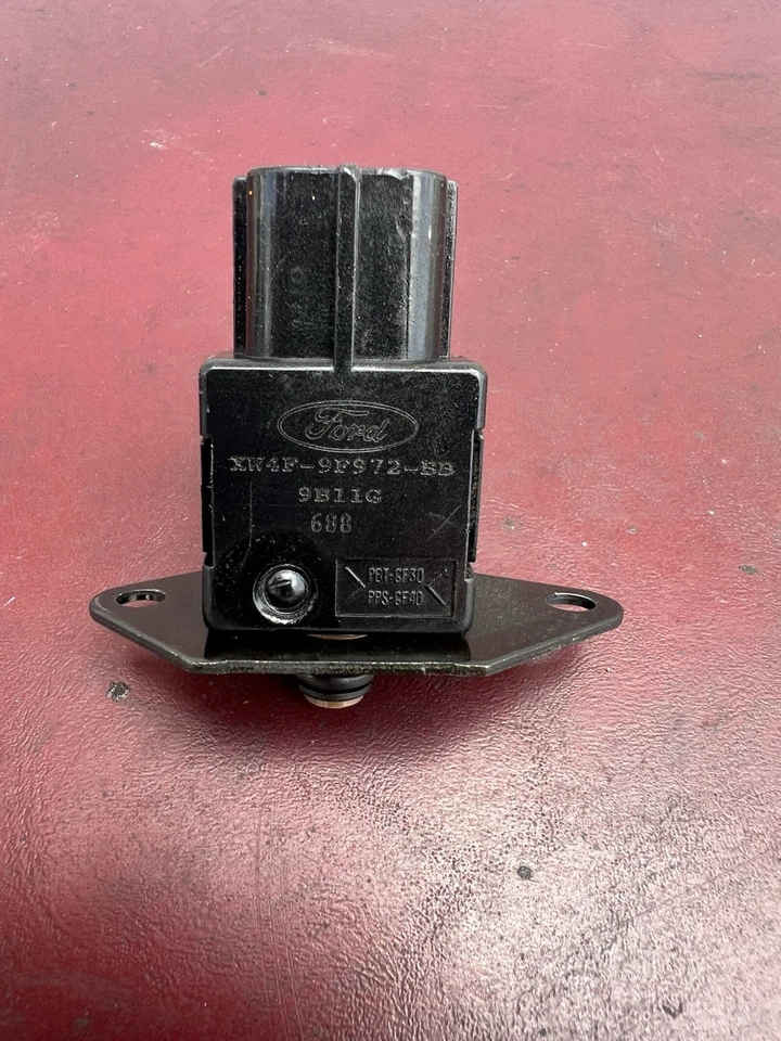 OEM Fuel Injection Pressure Sensor XW4F9F972BB  Ford, Lincoln, Mercury, Jaguar - Image 3 of 3