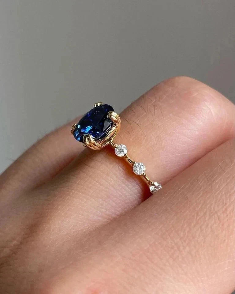 Anillo de compromiso de zafiro de corte ovalado de 2 quilates con acabado de oro amarillo de 14 quilates Foto 3 de 4