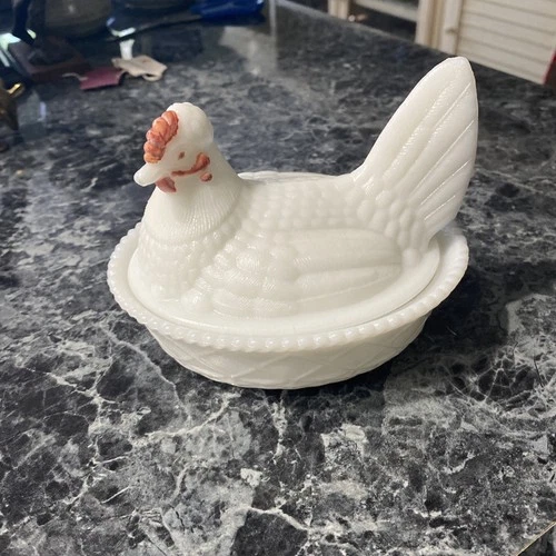 VINTAGE WESTMORELAND HEN ON NEST - MILK WHITE COLORED GLASS / RED ACCENTS