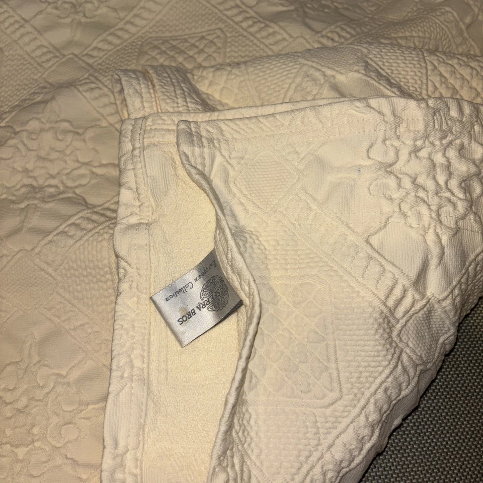 FUNDA COBERTOR FLORAL MARFIL SFERRA BROS 100x95 Usada en Excelente Condición Foto 2 de 4