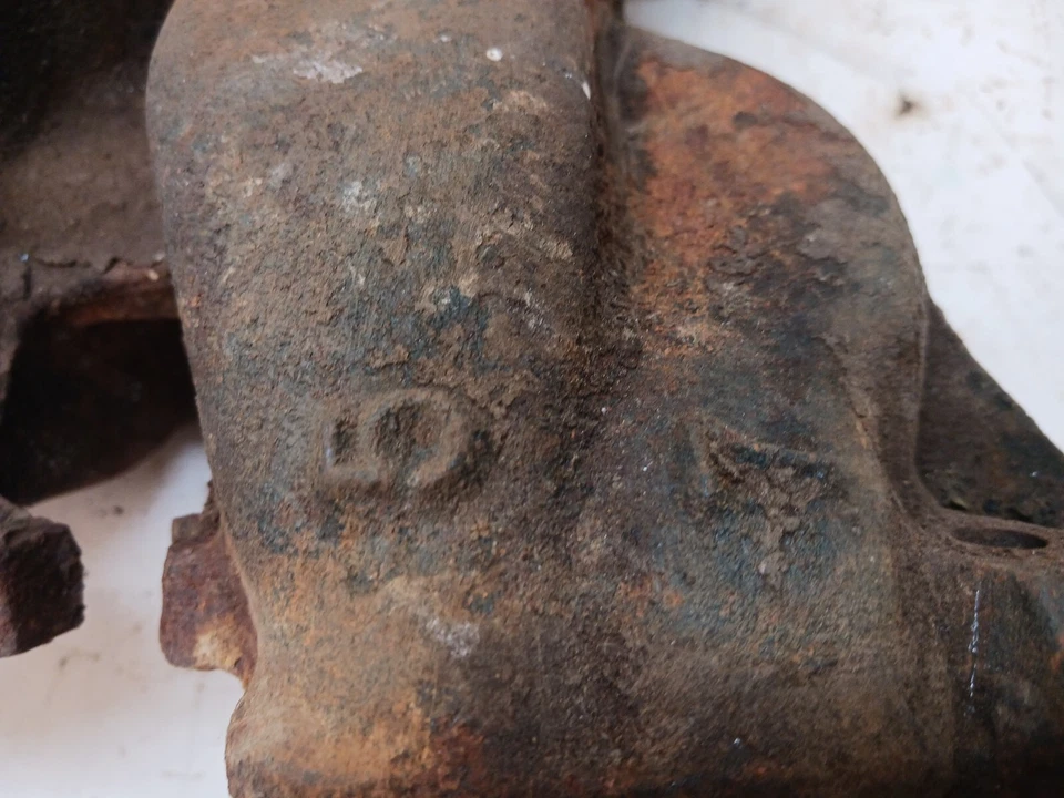 Colector de admisión usado OEM GM 347 2BBL con carburador 523813 1957 Pontiac (WRM26) Foto 4 de 4