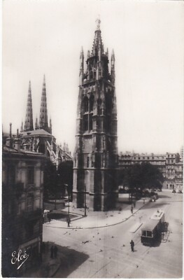 E0127 BORDEAUX - LA TOUR PEY BERLAND ET LES FECHES DE LA CATHEDRALE - TRAMWAY