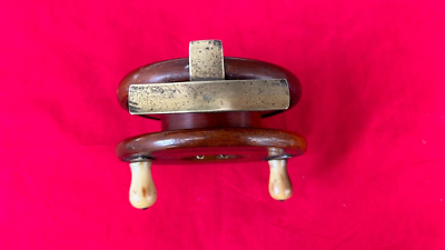 Moulinet de pêche vintage en bois et laiton de style