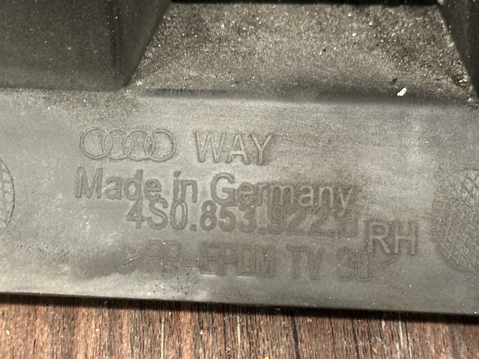 2021 AUDI R8 RIGHT PASSENGER SIDE SKIRT SUPPORT BRACKET OEM 4S0 853 922