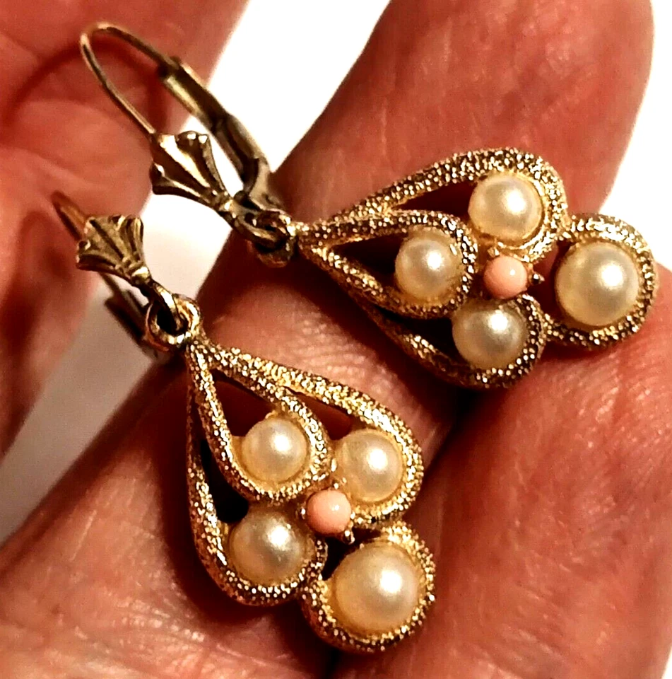 De Colección Par de Pendientes Avon 1.25" Gota Rosa Piedra Central Imitación Perlas Tono Dorado Metal Foto 2 de 4