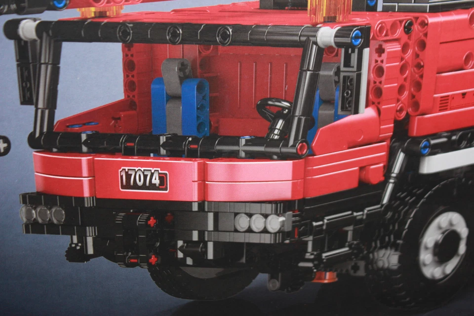 Siku 3220 Tractor New Holland T8.390 Christmas Limited Edition 1:32 NEW - Image 4 of 4