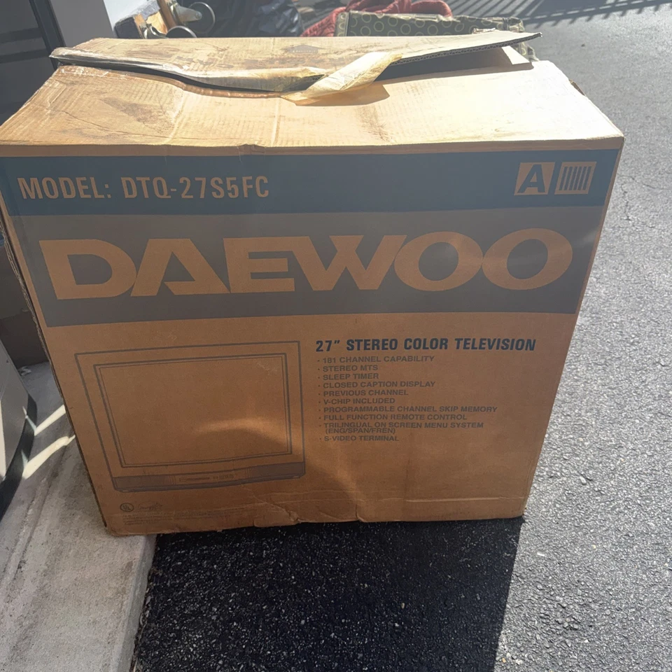 Daewoo DTQ-27S5FC 27” televisión estéreo color NUEVO EN CAJA Foto 2 de 4