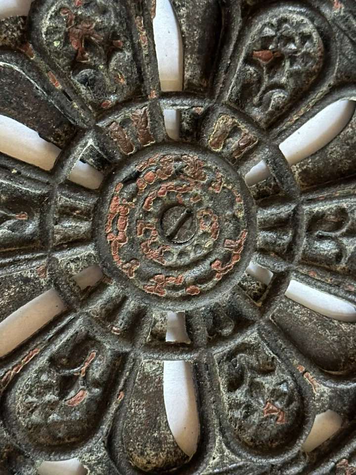 Grelha de piso giratória antiga ornamentada de ferro fundido registro de ventilação de aquecimento - Imagem 4 de 4